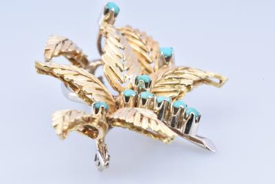 Broche en or jaune 18 carats (750/1000) en forme de feuillage ornée de 9 turquoises rondes. 2