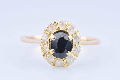 Solitaire ring in 18 carat yellow gold decorated with 1 0.2 carat oval cut sapphire and 10 zirconium oxides. 2
