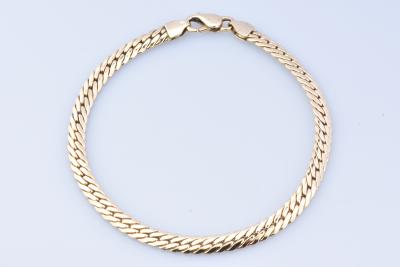 Magnifique bracelet en or jaune 18 carats (750 millièmes) en maille serpent. Fermoir mousqueton. 2