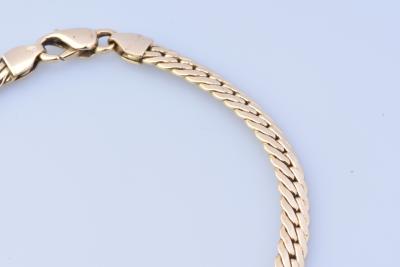 Magnifique bracelet en or jaune 18 carats (750 millièmes) en maille serpent. Fermoir mousqueton. 2