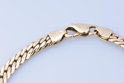 Magnifique bracelet en or jaune 18 carats (750 millièmes) en maille serpent. Fermoir mousqueton. 2
