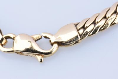 Magnifique bracelet en or jaune 18 carats (750 millièmes) en maille serpent. Fermoir mousqueton. 2