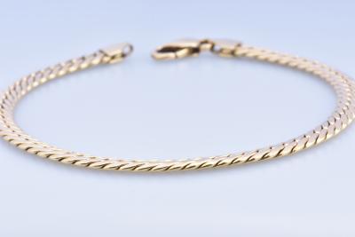Magnifique bracelet en or jaune 18 carats (750 millièmes) en maille serpent. Fermoir mousqueton. 2
