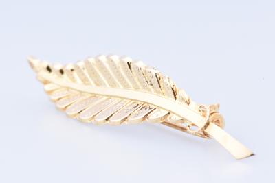 Belle broche en or jaune 18 carats (750/1000) en forme de feuille 2