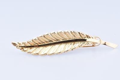 Belle broche en or jaune 18 carats (750/1000) en forme de feuille 2