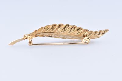 Belle broche en or jaune 18 carats (750/1000) en forme de feuille 2