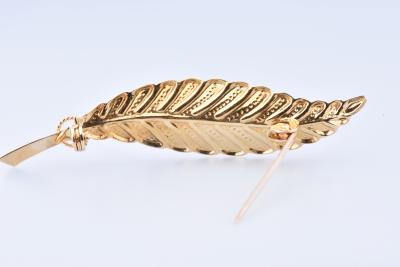 Belle broche en or jaune 18 carats (750/1000) en forme de feuille 2