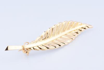 Belle broche en or jaune 18 carats (750/1000) en forme de feuille 2