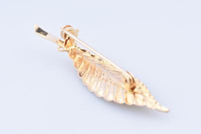Belle broche en or jaune 18 carats (750/1000) en forme de feuille 2