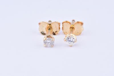 Boucles d’oreilles / puces d’oreilles en or jaune 18 carats (750 millièmes) ornées de 2 diamants taille brillant 0.1 carat chacun, 0.2 carat au total. Fermoir papillon. 2
