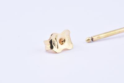 Boucles d’oreilles / puces d’oreilles en or jaune 18 carats (750 millièmes) ornées de 2 diamants taille brillant 0.1 carat chacun, 0.2 carat au total. Fermoir papillon. 2