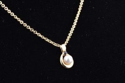 Pendentif en or jaune  composée d’une perle de culture blanche et d’un saphir taille brillant 0.03 carat 2