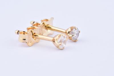 Boucles d’oreilles / puces d’oreilles en or jaune 18 carats (750 millièmes) ornées de 2 diamants taille brillant 0.1 carat chacun, 0.2 carat au total. Fermoir papillon. 2