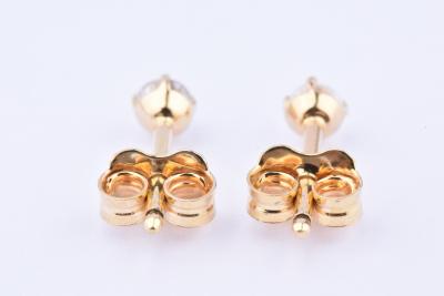 Boucles d’oreilles / puces d’oreilles en or jaune 18 carats (750 millièmes) ornées de 2 diamants taille brillant 0.1 carat chacun, 0.2 carat au total. Fermoir papillon. 2