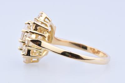 Bague en or jaune 18 carats (750 millièmes), composée de 9 oxydes de Zirconium. 2