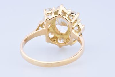 Bague en or jaune 18 carats (750 millièmes), composée de 9 oxydes de Zirconium. 2