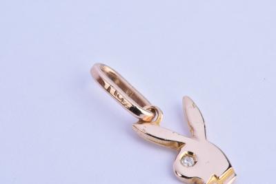 Pendentif  lapin PLAYBOY en or jaune 14 carats  orné d’un diamant rond brillant 2