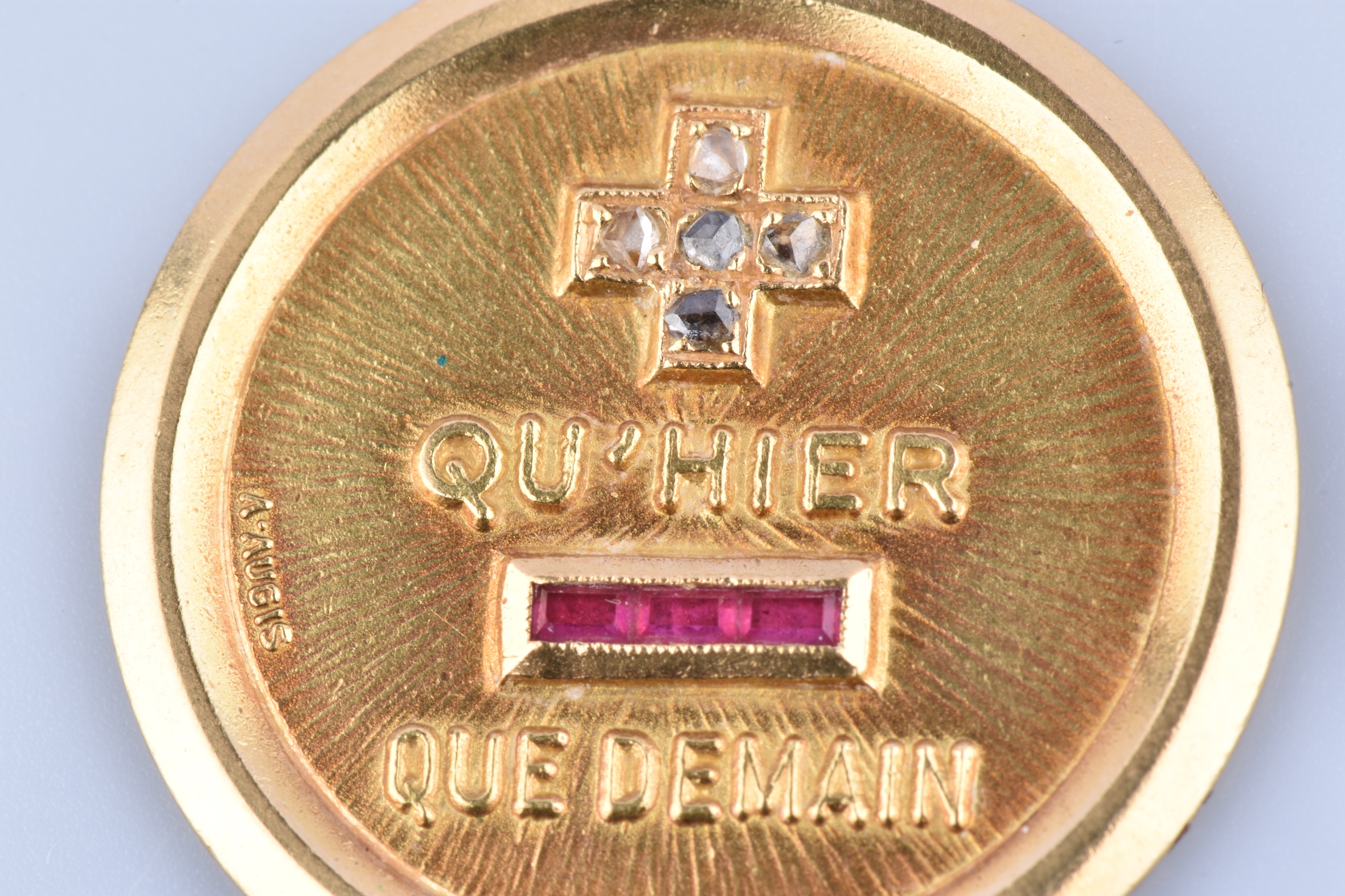 Médaillon D'amour Augis En Or 18 Carats - Gravure '+ Qu'hier - Que Demain' Et Tête D'aigle