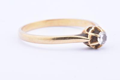 Jolie bague solitaire vintage en or jaune 18 carats (750 millièmes) composée d'1 diamant taille brillant de 0.1 carat. 2