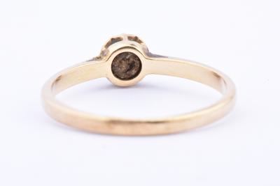 Jolie bague solitaire vintage en or jaune 18 carats (750 millièmes) composée d'1 diamant taille brillant de 0.1 carat. 2