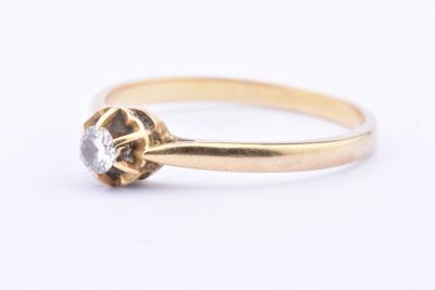 Jolie bague solitaire vintage en or jaune 18 carats (750 millièmes) composée d'1 diamant taille brillant de 0.1 carat. 2