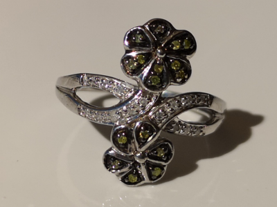Bague en argent ornée de motifs floraux sertis de diamants verts 2