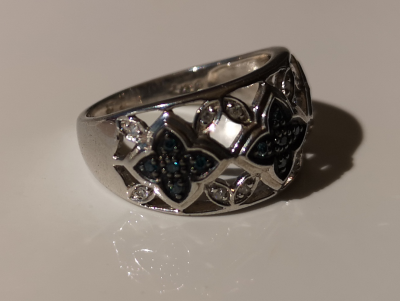 Bague en argent ornée de diamants blancs 2