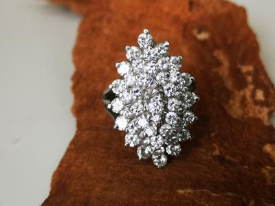 Bague marquise en or gris et diamants 2