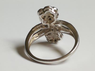 Bague en argent ornée de motifs floraux sertis de diamants verts 2