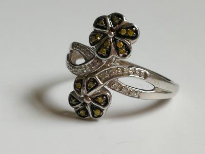 Bague en argent ornée de motifs floraux sertis de diamants verts 2