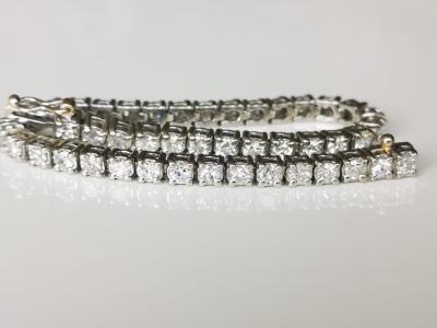 Bracelet en platine orné d’une ligne de 44 diamants pour 5.5 carats 2