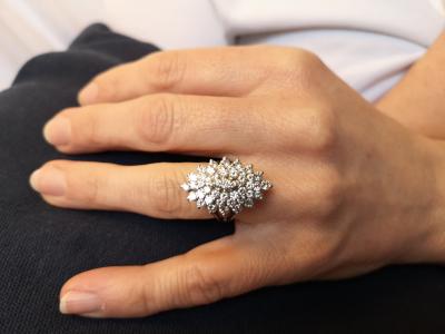 Bague marquise en or gris et diamants 2