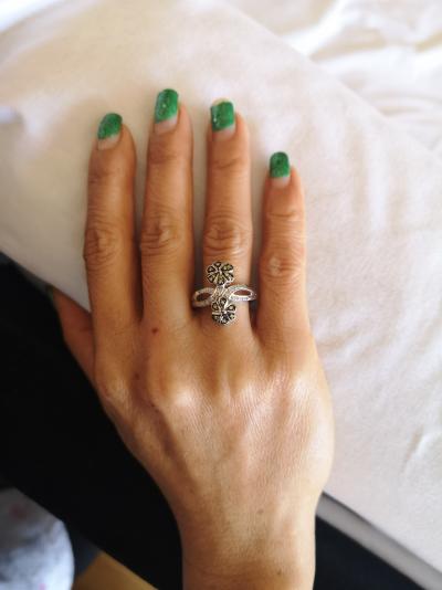 Bague en argent ornée de motifs floraux sertis de diamants verts 2