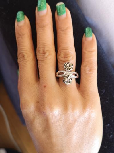 Bague en argent ornée de motifs floraux sertis de diamants verts 2