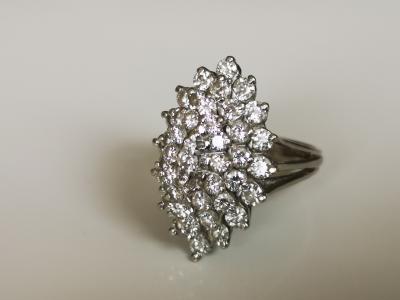 Bague marquise en or gris et diamants 2