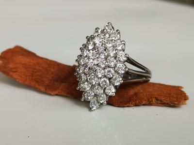 Bague marquise en or gris et diamants 2
