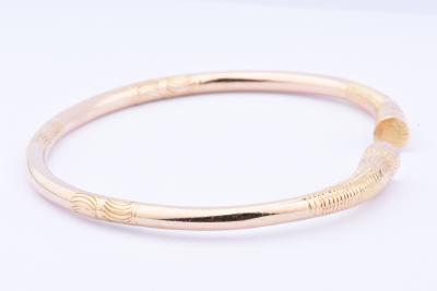 Magnifique bracelet jonc massif en or jaune 18 carats (750 millièmes). 2