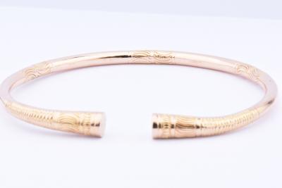 Magnifique bracelet jonc massif en or jaune 18 carats (750 millièmes). 2