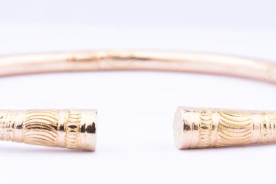 Magnifique bracelet jonc massif en or jaune 18 carats (750 millièmes). 2