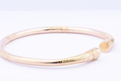 Magnifique bracelet jonc massif en or jaune 18 carats (750 millièmes). 2