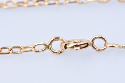 Long collier de 65.5 cm en or 18 carats (750 millièmes) chaine en maille forçat, fermoir bouée. 2