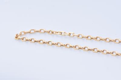 Long collier de 65.5 cm en or 18 carats (750 millièmes) chaine en maille forçat, fermoir bouée. 2