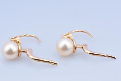 Beautiful 18kt yellow gold earrings with white pearls and zirconium oxides. 2