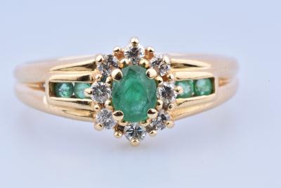 Bague en or jaune 18 carats composée d’une émeraude 2