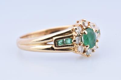 Bague en or jaune 18 carats composée d’une émeraude 2