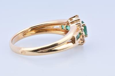 Bague en or jaune 18 carats composée d’une émeraude 2