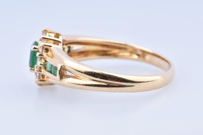 Bague en or jaune 18 carats composée d’une émeraude 2