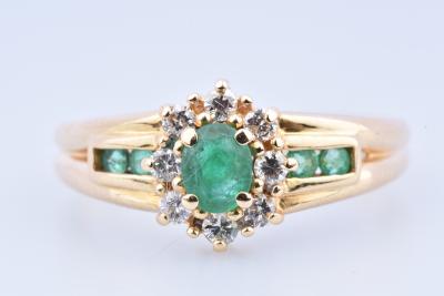 Bague en or jaune 18 carats composée d’une émeraude 2