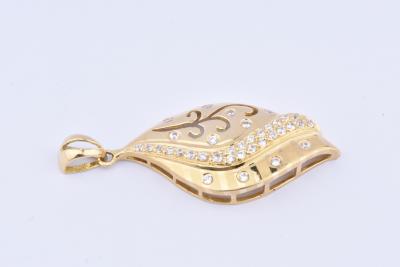 Pendentif en or jaune 18 carats et 35 oxydes de Zirconium 2