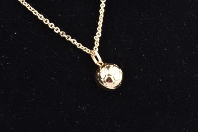 Pendentif ballon de football en or jaune 18 carats (750 millièmes). 2